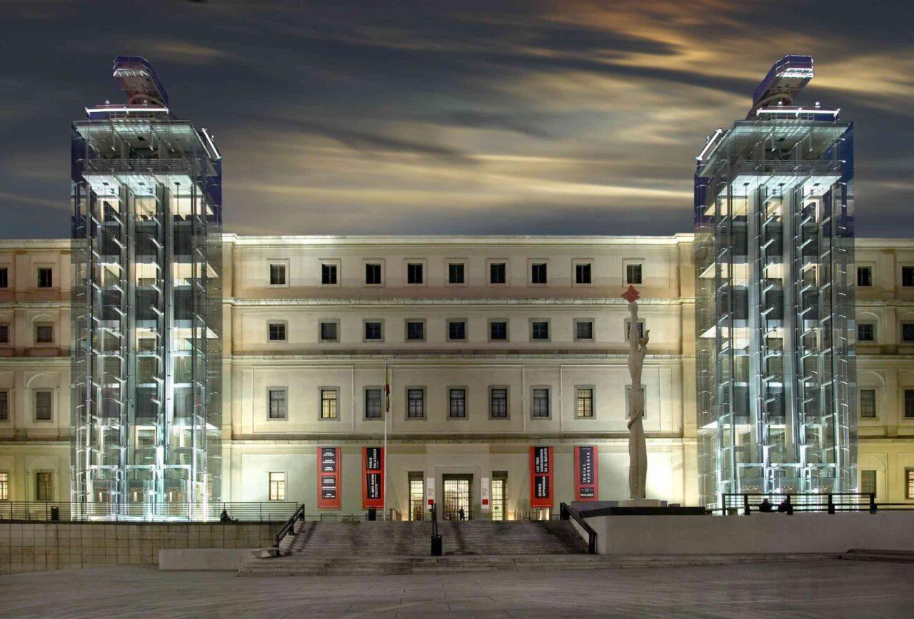 Façade du Museo Nacional Centro de Arte Reina Sofía avec les ascenseurs FAIN