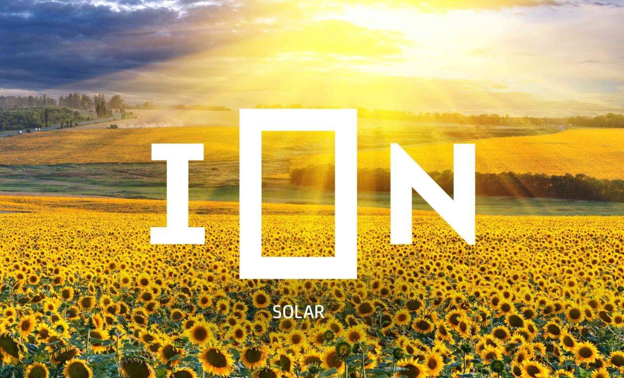 Image d'un champ de tournesols avec le logo ION Solaire