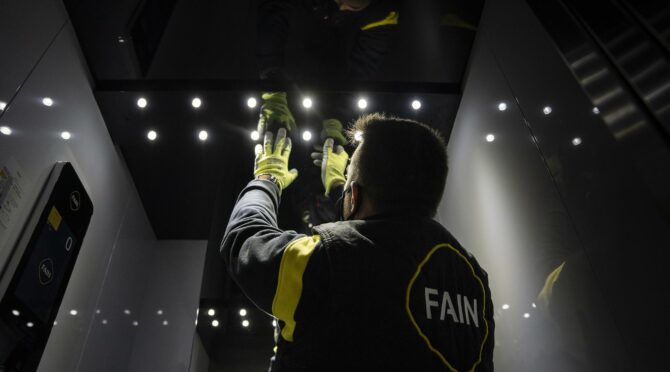 Technicien en train de régler l'éclairage dans un ascenseur ION by FAIN.