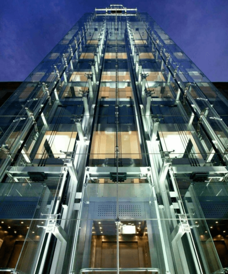 Technicien en train de régler l'éclairage dans un ascenseur ION by FAIN.