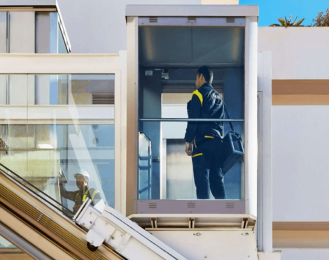 Technicien dans un ascenseur panoramique.