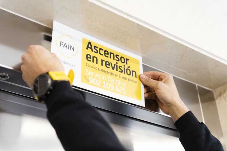 affiche d'un ascenseur en revision