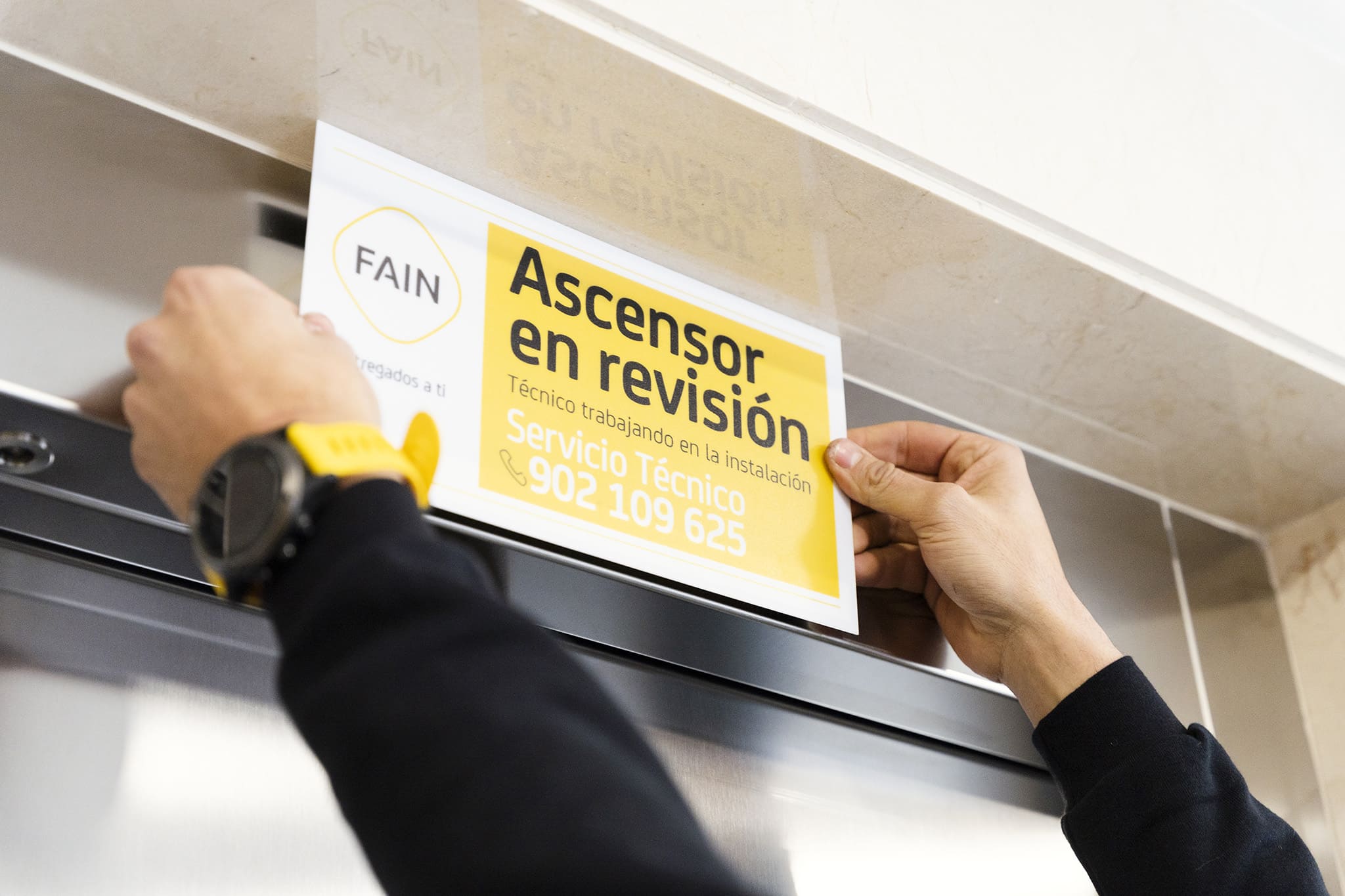 affiche d'un ascenseur en revision