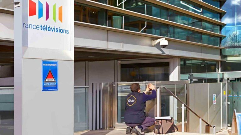 un technicien qui répare une rampe pour les personnes à mobilité réduite a France télévision